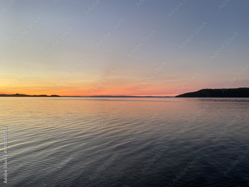 Obraz premium Beautiful Lake Superior in Thunder Bay Ontario during sunset with Blue water and mountains in the background