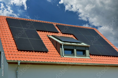 Neue Solaranlage, Photovoltaikanlage, auf dem Ziegeldach eines moderen Einfamilien-Neubauhauses photo