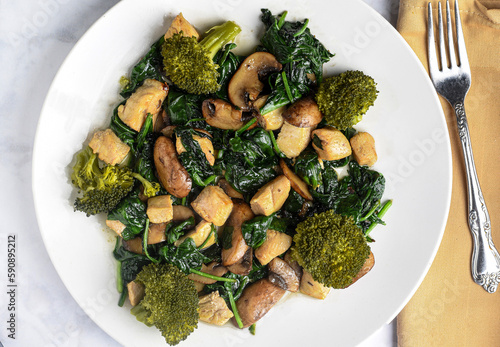 Bild auf Leinwand sauteed spinach , mushrooms and chicken with broccoli