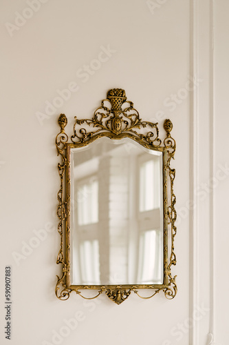 Obraz na płótnie Gold vintage mirror on a white wall background w salonie