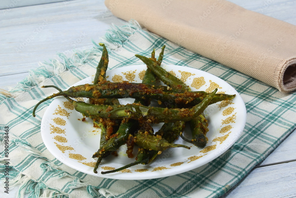 Foto de indian gujarati style chili or chilli pepper marinated and stir fry pickle can serve