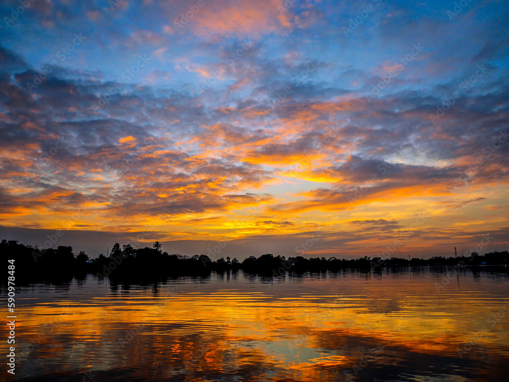 幻想的な夕焼けに染まる湖