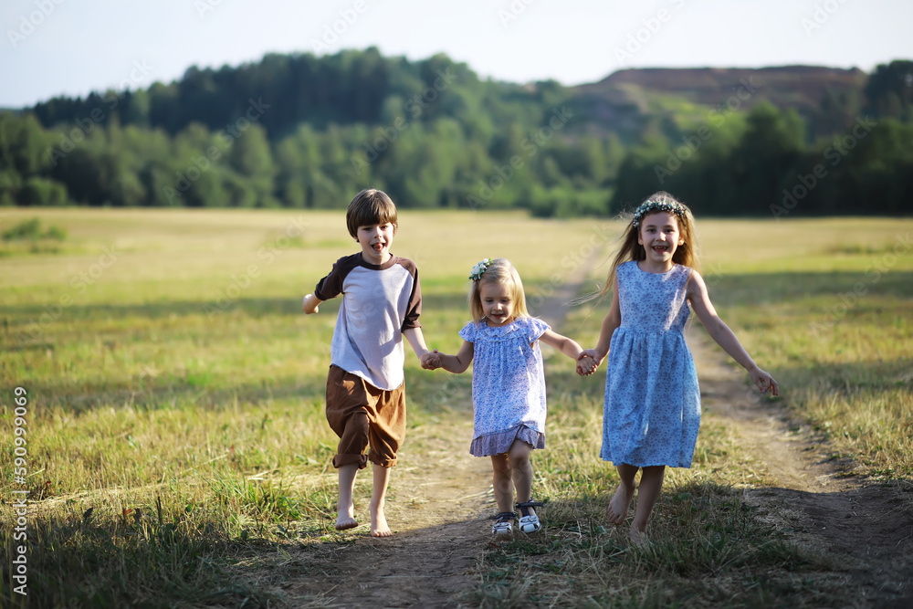 Obraz premium Children walk in the summer in nature. Child on a sunny spring morning in the park. Traveling with children.