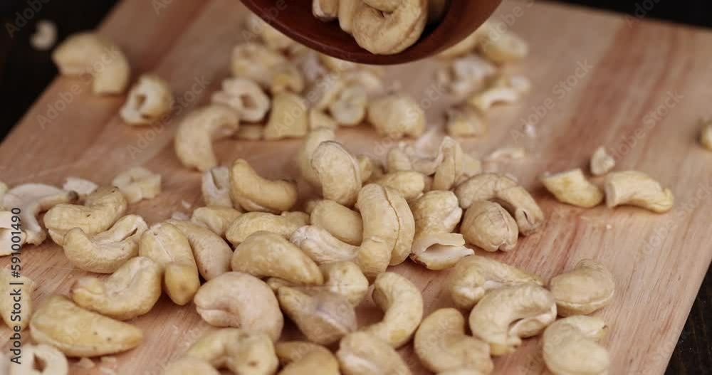 Sprinkle chunks and whole cashew nuts, peeled cashew nuts during grinding Sprinkle chunks and whole cashew nuts, peeled cashew nuts during grinding