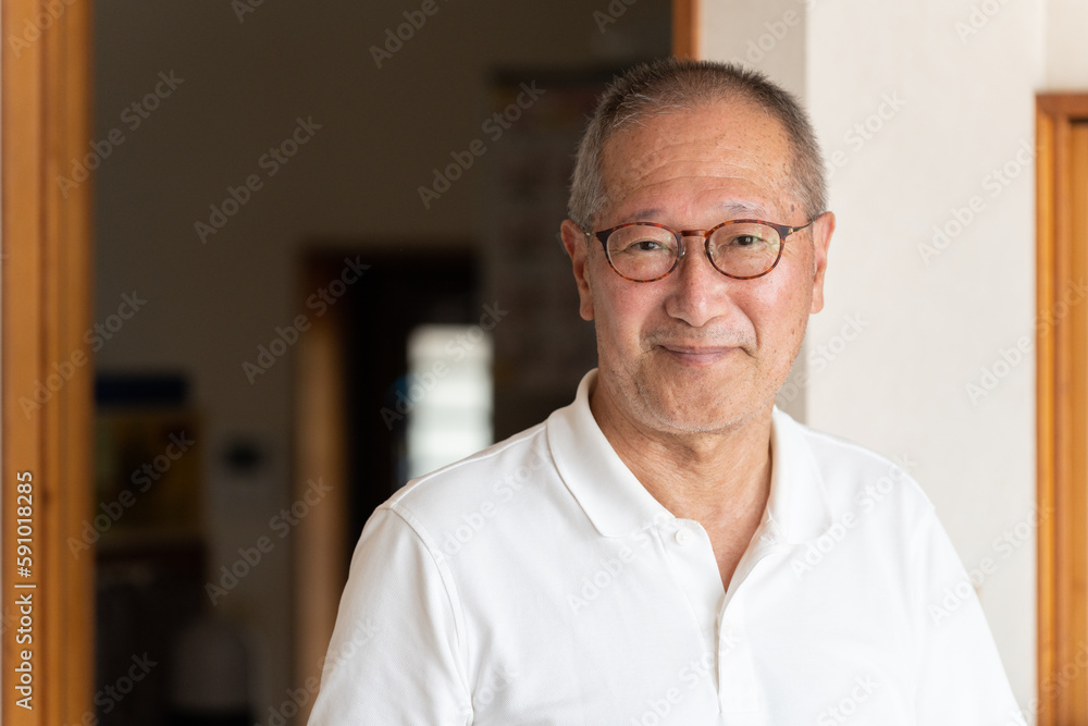 Obraz premium 家でリラックスする笑顔の高齢者男性