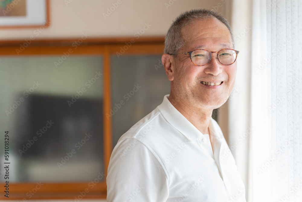 Fototapeta premium 家でリラックスする笑顔の高齢者男性