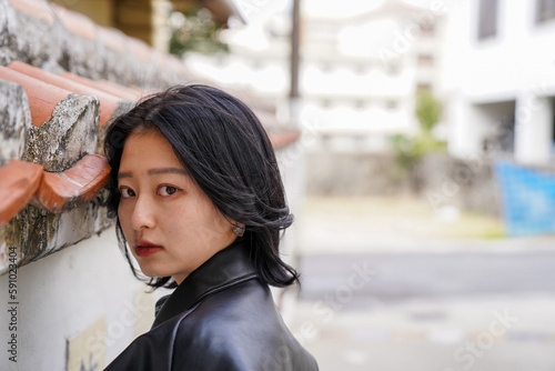 やちむん通りにある沖縄赤瓦と女性 © 翔吾 荒木