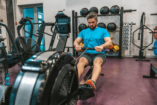 Sportsperson in a gym pulling weights and working on core