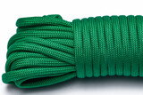 Zbliżenie makro na ułożony zielony sznur na białym tle