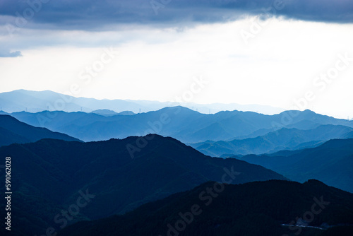 Colline giapponesi tono su tono sotto la pioggia