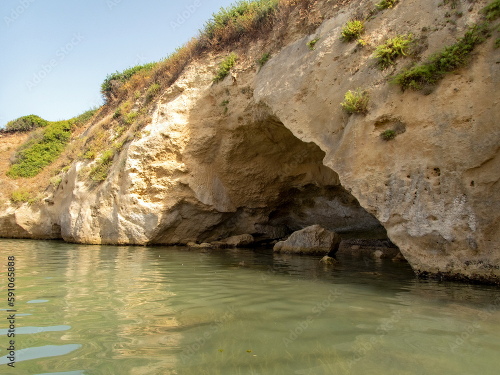 Grotta sulla costa di Punta del Castelluccio