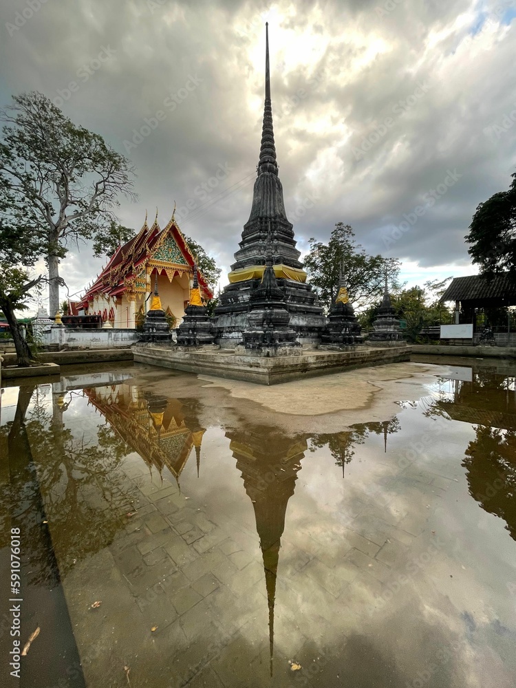 Obraz premium Vertical shot of the temple of Wat Phra Si Sanphet in Phra Nakhon Si Ayutthaya, Thailand