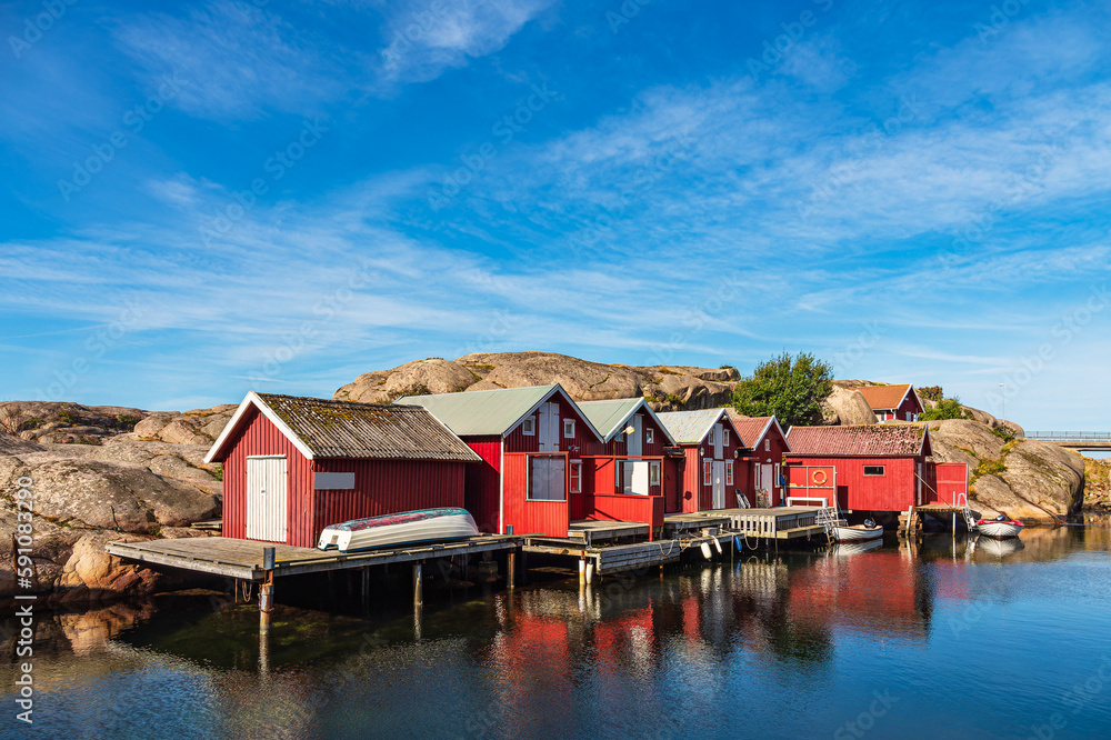 Hafen mit Boothäuser im Ort Smögen in Schweden