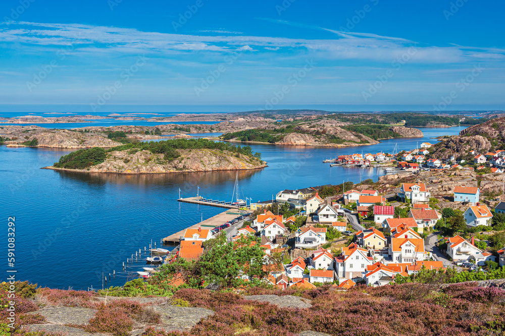 Blick vom Vetteberg auf die Stadt Fjällbacka in Schweden