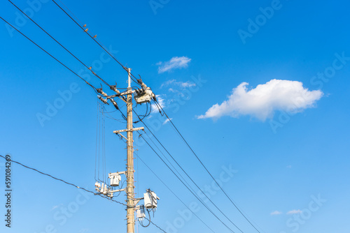 青空に浮かぶ電柱の写真