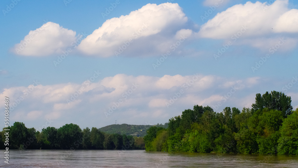 Rives de la Garonne, à proximité de la ville de Saint-Léger, dans le Lot-et-Garonne Rives de la Garonne, à proximité de la ville de Saint-Léger, dans le Lot-et-Garonne