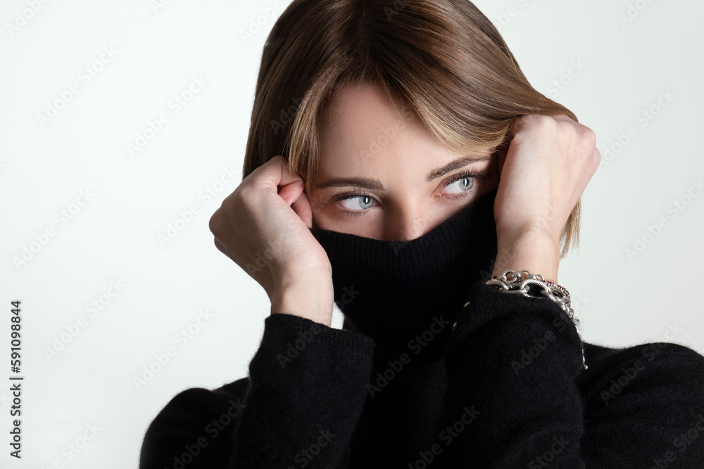 Donna con maglia nera e volto coperto Donna con maglia nera e volto coperto