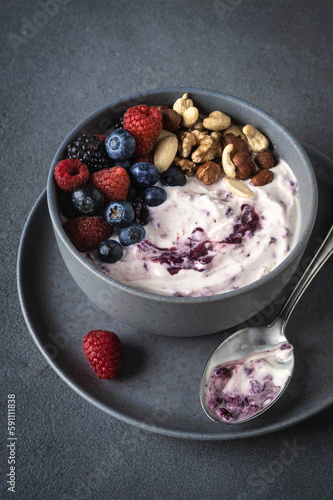 Joghurt mit Beeren und Nüssen