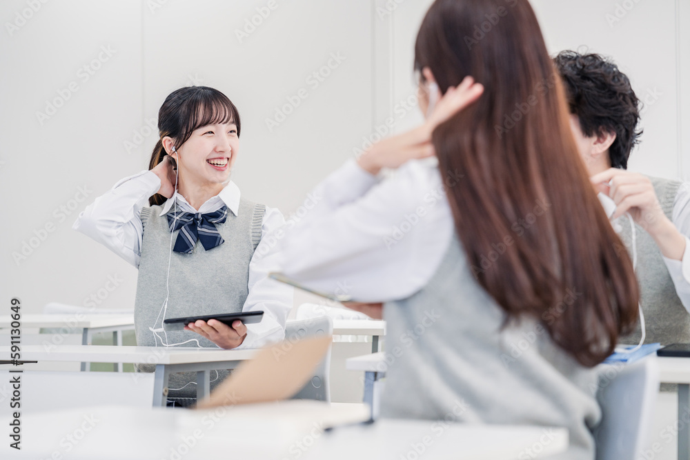 タブレットを使いながら討論をする高校生 タブレットを使いながら討論をする高校生
