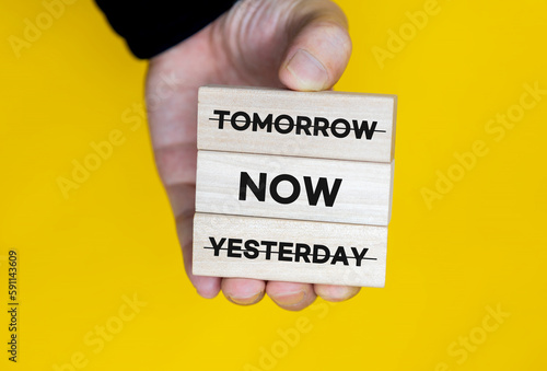 Yesterday, now, tomorrow, and now, on the wooden block, the concept is to focus