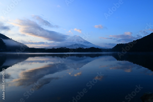 3月早朝に山梨県の精進湖より望む霊峰富士 © 欣也 原
