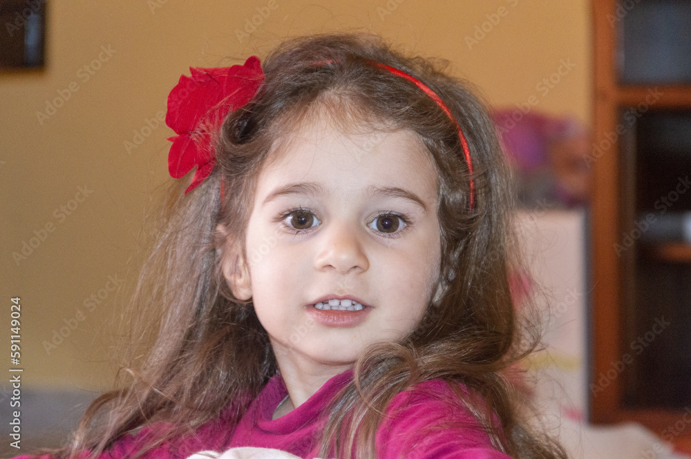 Ritratto di una bambina di tre anni molto allegra con ferma capelli rosso. Ritratto di una bambina di tre anni molto allegra con ferma capelli rosso.