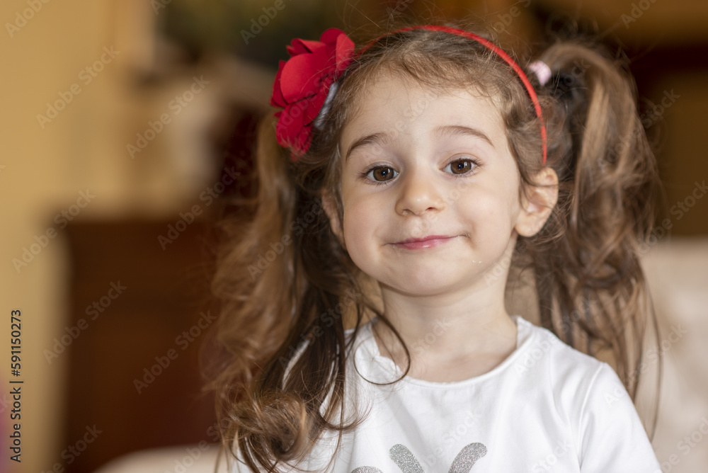 Ritratto di una bambina di tre anni molto allegra Ritratto di una bambina di tre anni molto allegra