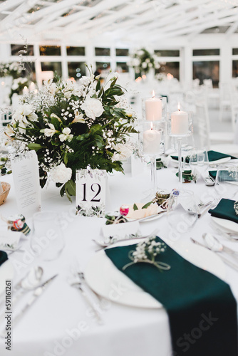 dekoracja stołu na przyjęciu weselnym