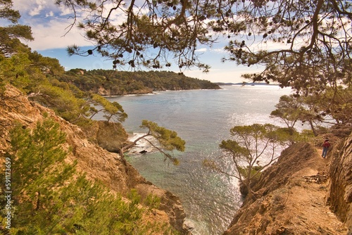 Küstenpfad auf der Presque'Ile de Giens in Südfrankreich photo