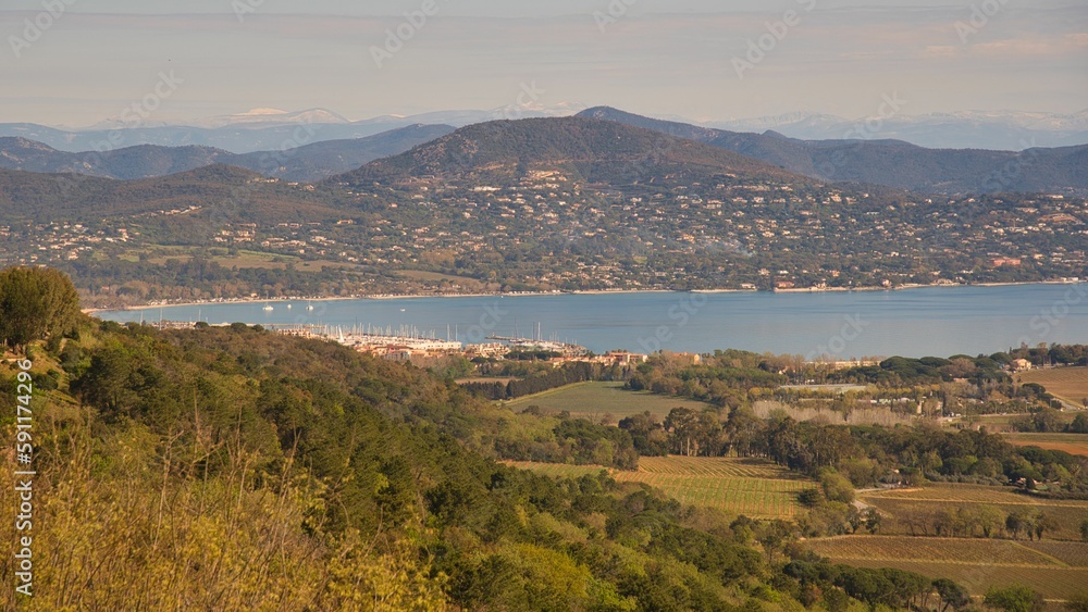 Blick von Gassin auf die Küste bei Saint Tropez in Südfrankreich