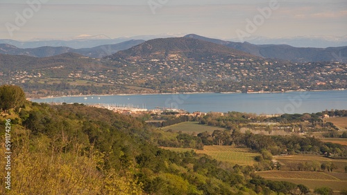 Blick von Gassin auf die Küste bei Saint Tropez in Südfrankreich