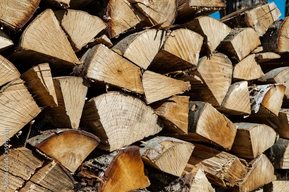 Holzscheite gestapelt vor blauem Himmel Holzscheite gestapelt vor blauem Himmel