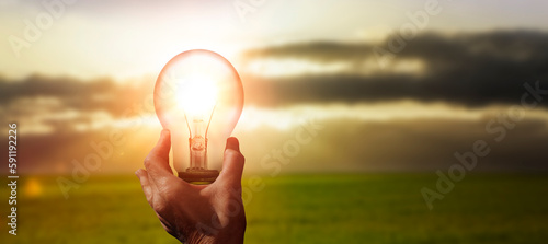Leuchtende Glühbirne in einer Hand