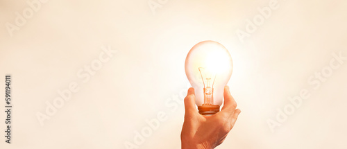 Leuchtende Glühbirne in einer Hand
