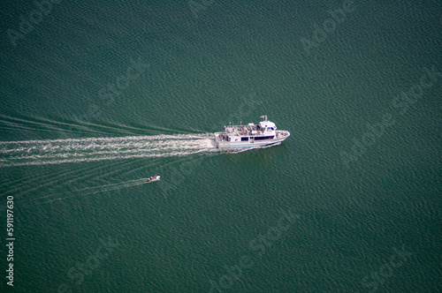 vue aérienne d'un bateau dans la rivière d'Étel dans le Morbihan en France  © Francois