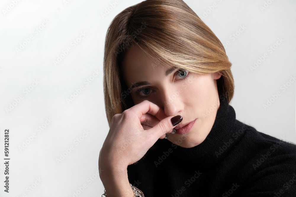 Modella bionda - Mano sul volto Modella bionda - Mano sul volto