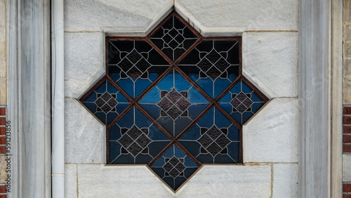 Fotografía Traditional Ottoman-patterned stained glass window at Sirkeci train station in Istanbul