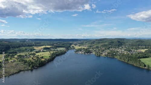 lac Mjøsa en Norvège et village de Tangen près de Hamar