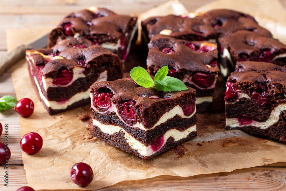 Obraz premium Brownie with cottage cheese and cherries on wooden table
