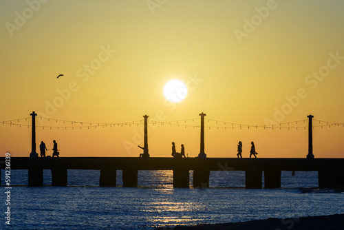 Amanecer en el muelle de Sisal, Yucatán, México.