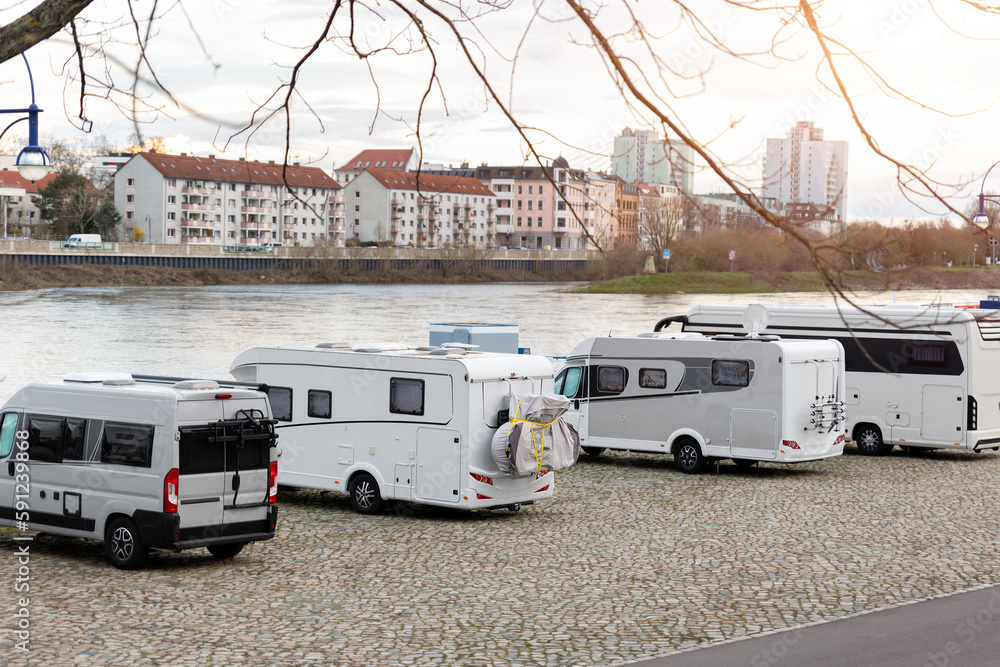 Foto de Many white modern campervan recreational motor home vehicles