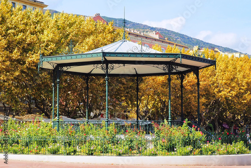 The Bastia bandstand in Corsica, nicknamed the Island of Beauty, was built in 1908. The octagonal metal frame consists of eight cast iron columns, which support wrought iron canopy supports