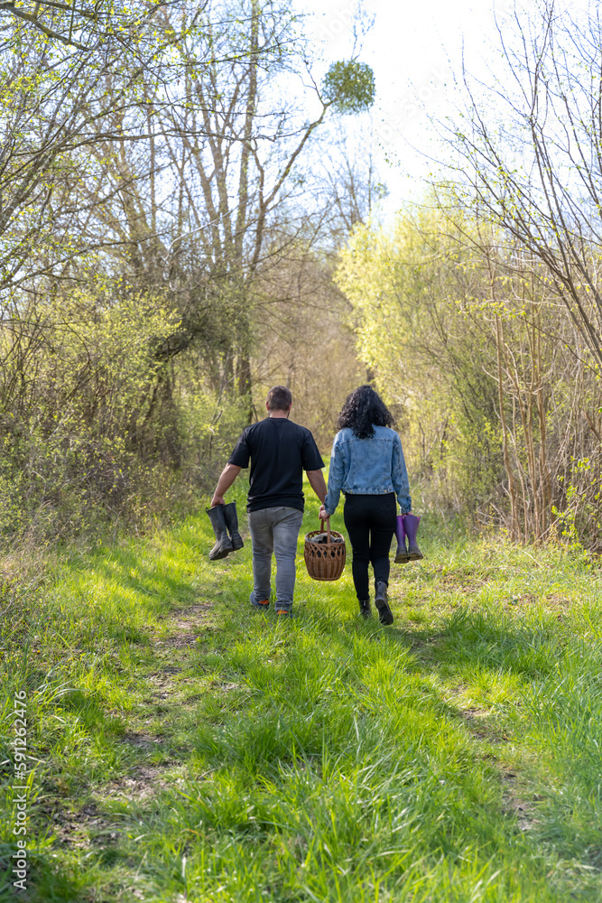 Fototapeta premium jeune couple se promenant dans un chemin forestier