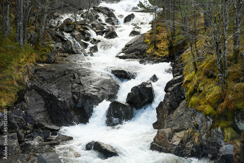 Am Langfossen in Norwegen  einer der h  chsten Wasserf  lle der Welt