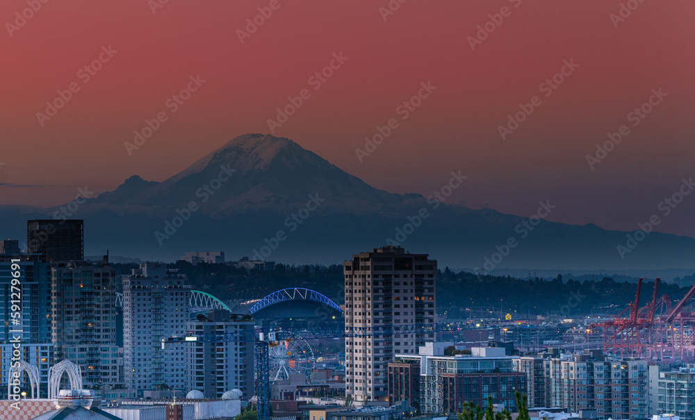 Naklejka premium Mount Rainer at Sunrise