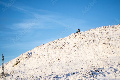 samotny podróżnik w Bieszczadach zimą na tle nieba zimą