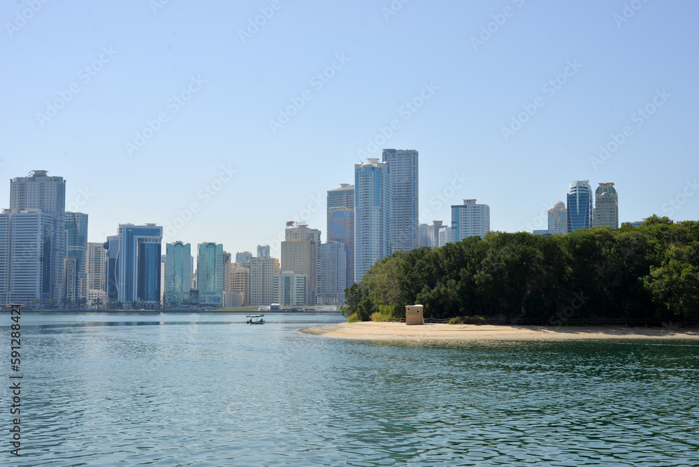 Obraz premium Sharjah, UAE, February 14, 2023: Al Majaz waterfront, Khaled lake.