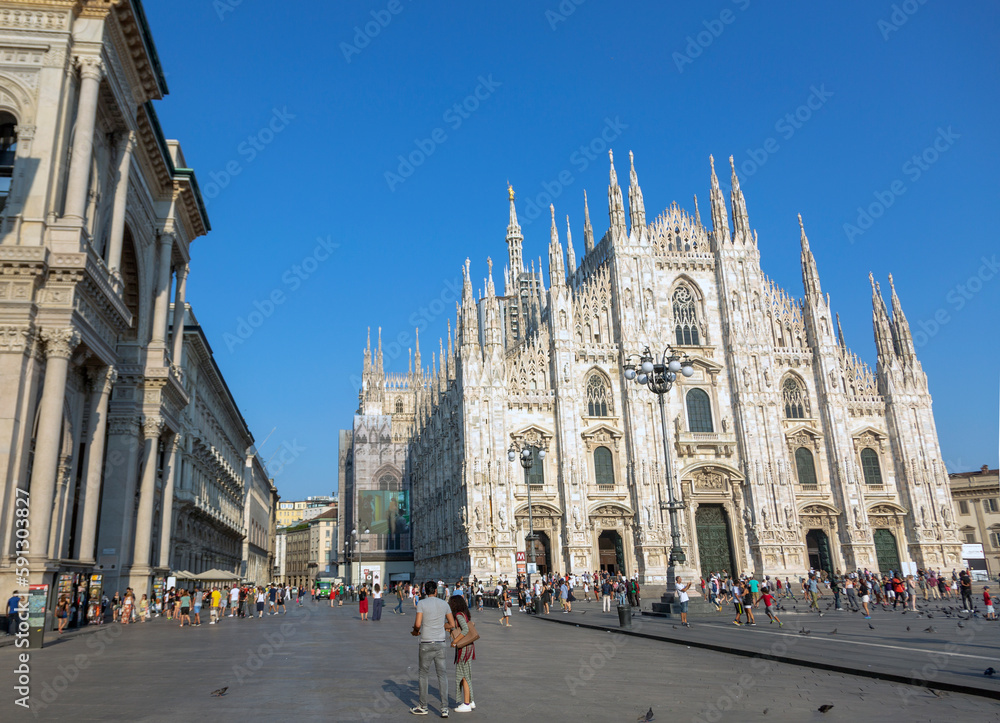 Duomo di Milano - A large cathedral in Milan with a lot of people in front of it