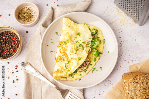 Φωτογραφία Tasty omelet with broccoli and mushrooms on light table