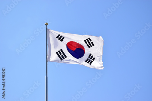 한국의 국기인 태극기가 힘차게 하늘에서 펄럭이고 있다. photo